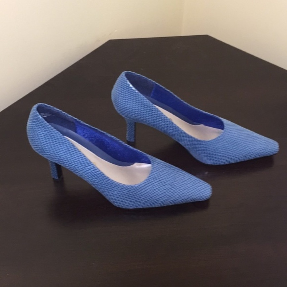 NEW! NWOT Annie Blue Snakeskin Heel Size 9M